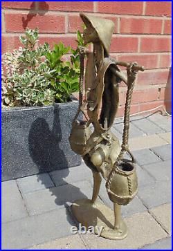 (#1256) brass / bronze villager getting water statue (Pick up, post UK only)